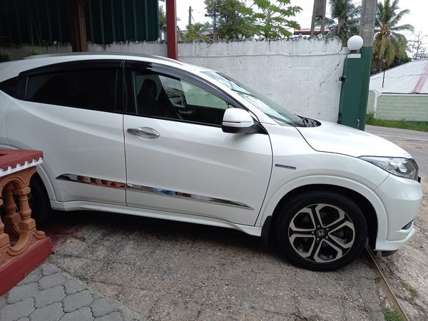 experience-luxury-on-the-go-rent-a-honda-vezel-today-big-1