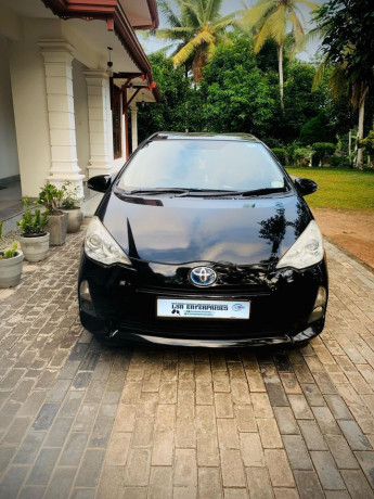 toyota-aqua-hybrid-car-for-rent-in-colombo-big-0