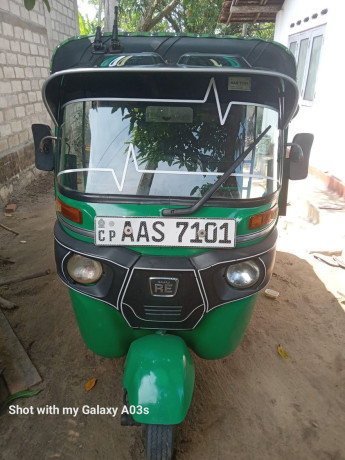 tuk-tuk-master-in-negombo-big-0