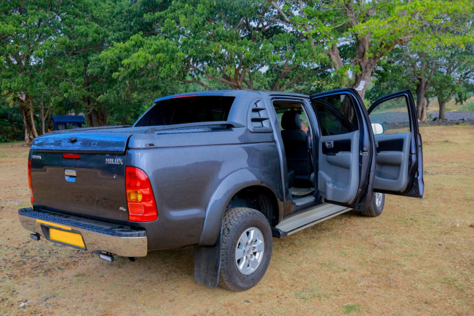 toyota-hilux-for-hire-in-polonnaruwa-big-2