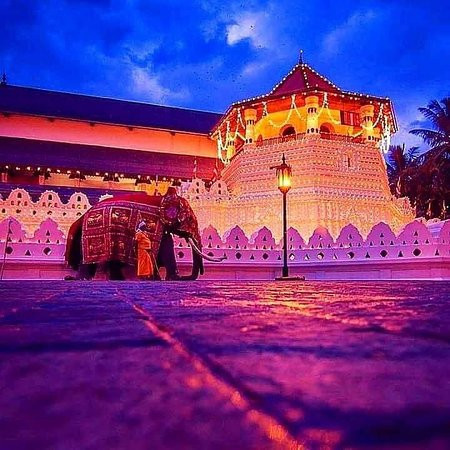 sri-dalada-maligawa-the-sacred-temple-of-the-tooth-relic-in-kandy-big-2