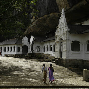 dambulla-royal-cave-temple-and-golden-temple-a-sacred-marvel-in-sri-lanka-big-1