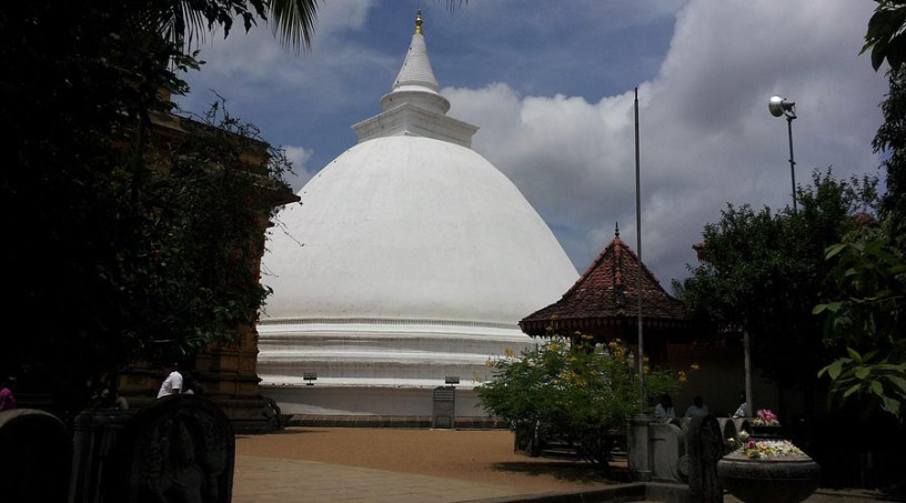 kelaniya-raja-maha-viharaya-a-historic-buddhist-temple-in-colombo-big-2