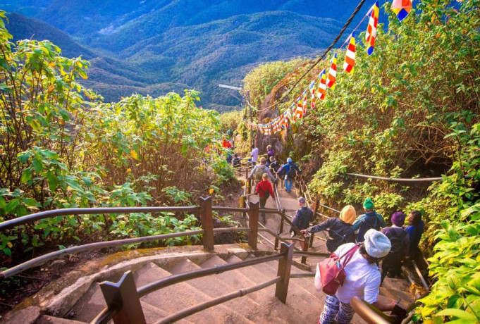 sri-pada-adams-peak-sri-lankas-sacred-mountain-big-0