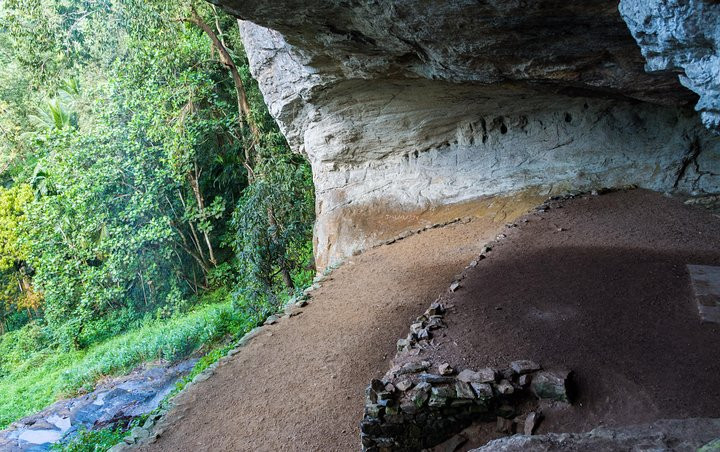 belilena-cave-an-ancient-prehistoric-site-in-sri-lanka-in-kegalle-big-1