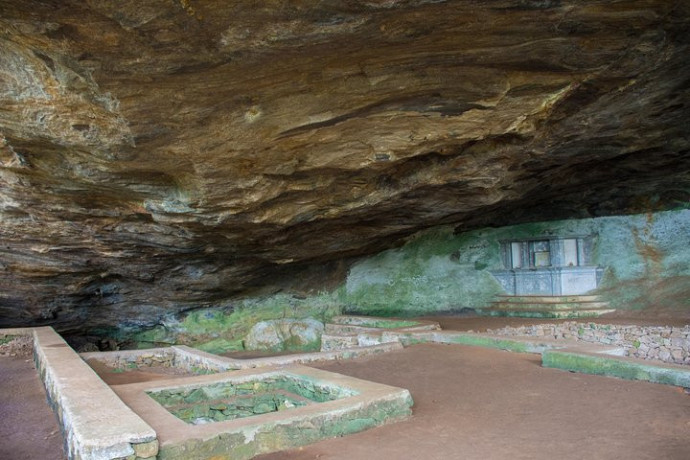 belilena-cave-an-ancient-prehistoric-site-in-sri-lanka-in-kegalle-big-0