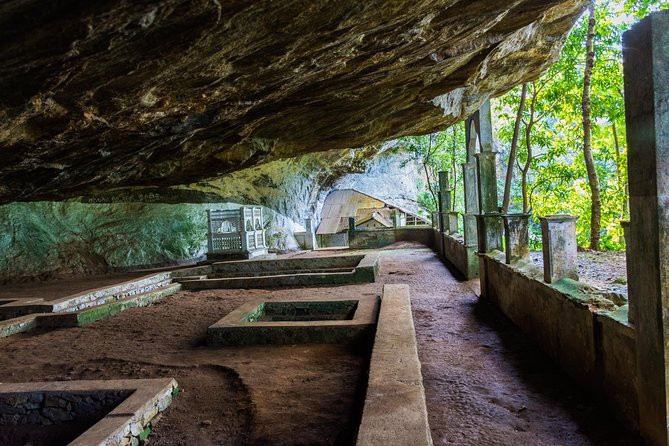 belilena-cave-an-ancient-prehistoric-site-in-sri-lanka-in-kegalle-big-4