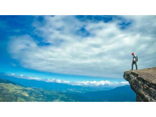 Great World’s End Drop, A Stunning Cliffside View in Sri Lanka’s Highlands in Nuwaraeliya