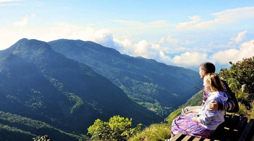 great-worlds-end-drop-a-stunning-cliffside-view-in-sri-lankas-highlands-in-nuwaraeliya-big-1