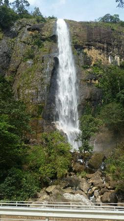 diyaluma-falls-sri-lankas-majestic-two-tiered-waterfall-in-badulla-big-4