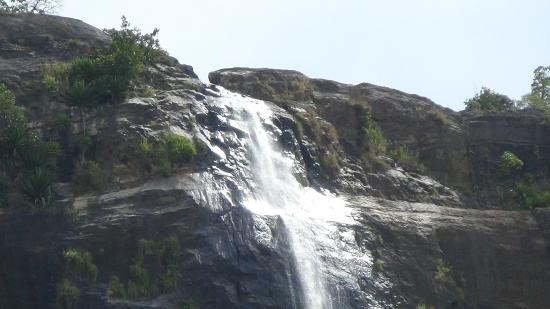 diyaluma-falls-sri-lankas-majestic-two-tiered-waterfall-in-badulla-big-1