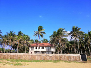 Nayan's Paradise Beach Villa, Secluded 1-Bedroom Retreat with Private Pool and Garden Views in Puttalam