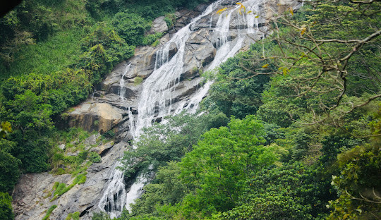 explore-asupini-ella-a-hidden-waterfall-treasure-in-sri-lanka-big-2