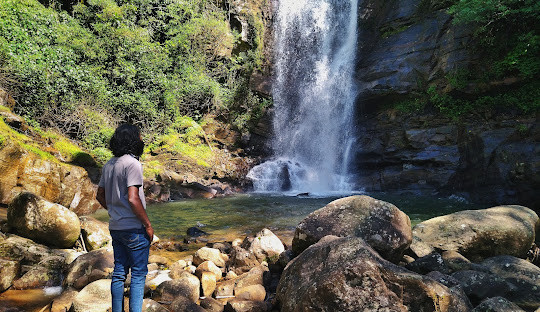 devathura-falls-a-majestic-waterfall-in-sri-lankas-highlands-big-2