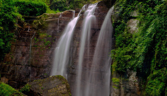 devathura-falls-a-majestic-waterfall-in-sri-lankas-highlands-big-1