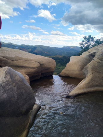 diyaluma-falls-sri-lankas-majestic-two-tiered-waterfall-big-3