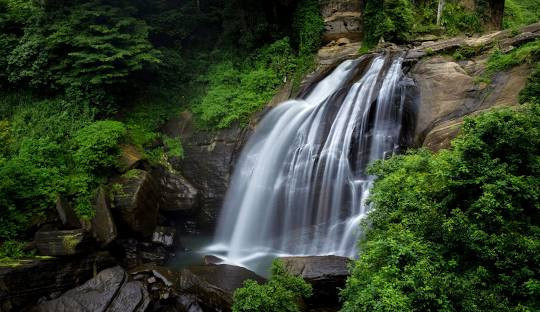 huluganga-falls-a-scenic-waterfall-in-sri-lankas-in-kandy-big-3