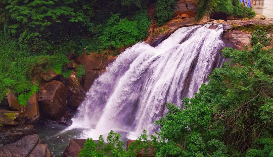 huluganga-falls-a-scenic-waterfall-in-sri-lankas-in-kandy-big-1