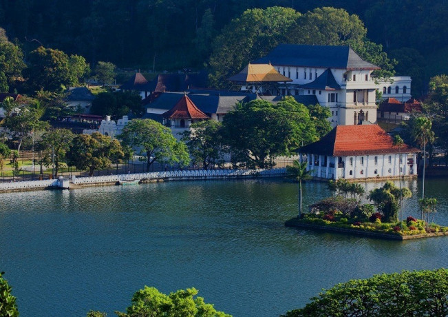 kandy-lake-a-serene-gem-next-to-the-temple-of-the-tooth-in-sri-lanka-big-3