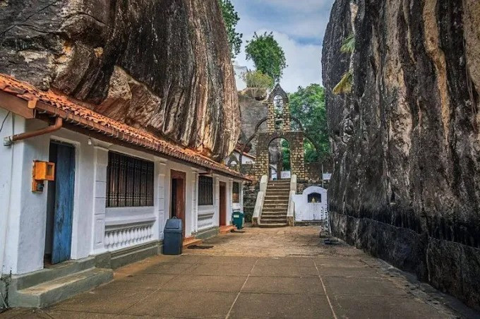 aluviharaya-rock-cave-temple-a-historic-buddhist-sanctuary-in-sri-lanka-big-3