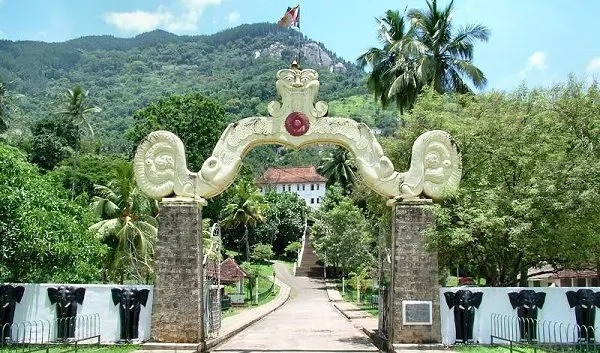 aluviharaya-rock-cave-temple-a-historic-buddhist-sanctuary-in-sri-lanka-big-4