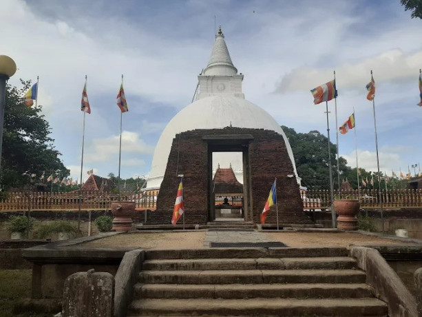 seruwawila-rajamaha-viharaya-a-sacred-buddhist-temple-with-ancient-roots-and-spiritual-significance-big-3