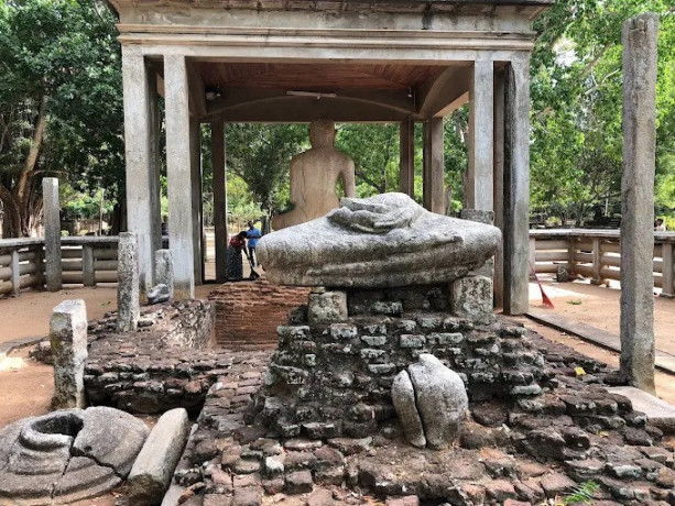 samadhi-buddha-statue-a-symbol-of-peace-and-enlightenment-in-sri-lanka-big-4