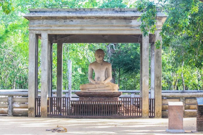 samadhi-buddha-statue-a-symbol-of-peace-and-enlightenment-in-sri-lanka-big-1