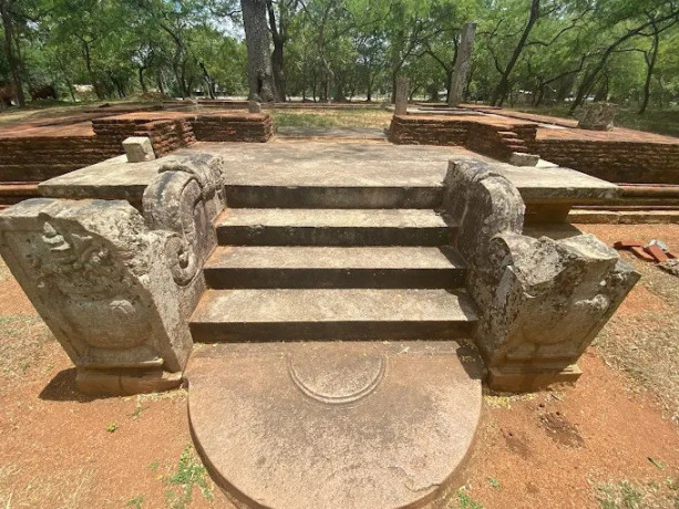 mirisawetiya-the-ancient-stupa-and-cultural-marvel-of-anuradhapura-big-0