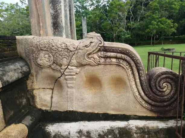 anuradhapura-moonstone-a-masterpiece-of-ancient-sri-lankan-artistry-big-0