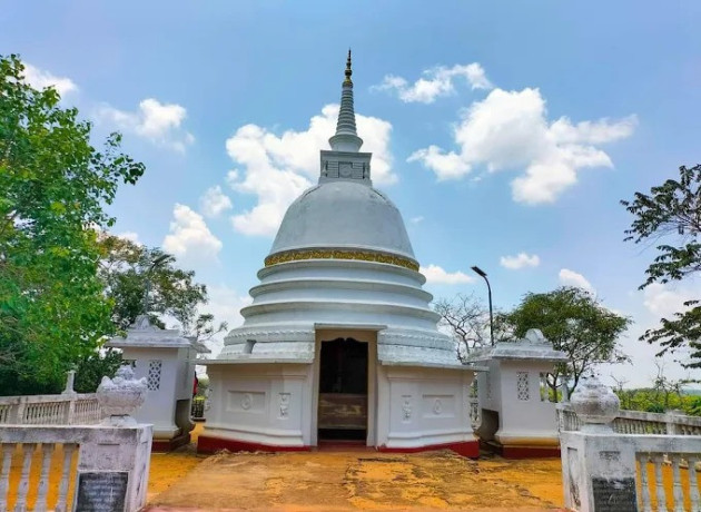 avukana-buddha-statue-the-majestic-ancient-sculpture-of-sri-lanka-big-4