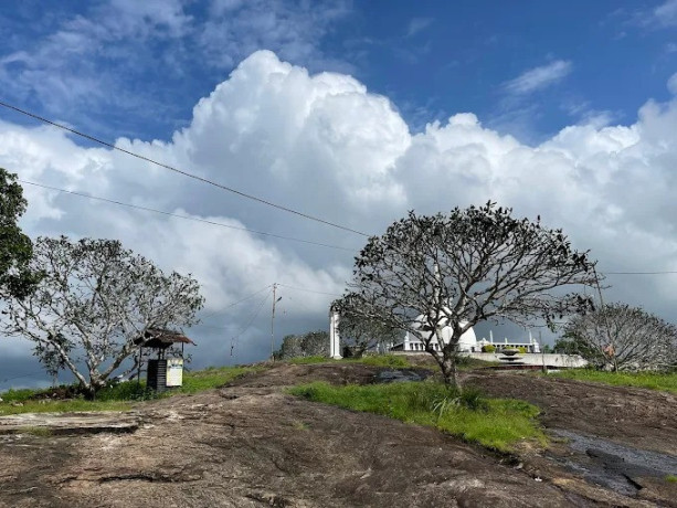 isinbassagala-ruwangiri-rajamaha-viharaya-the-ancient-rock-temple-of-sri-lanka-big-1