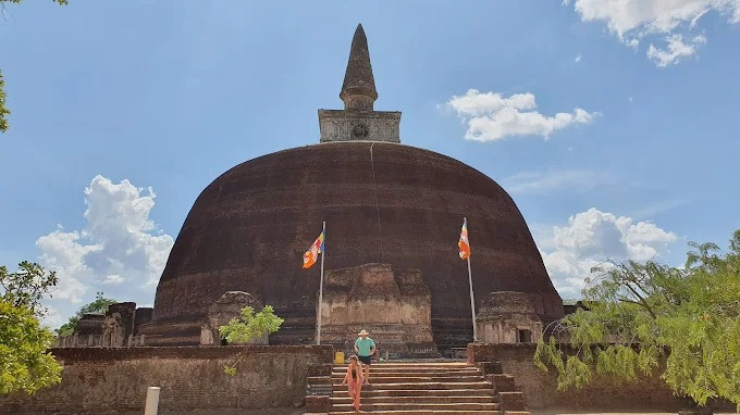 exploring-the-majestic-stupa-of-polonnaruwa-a-jewel-of-ancient-sri-lankan-architecture-big-4