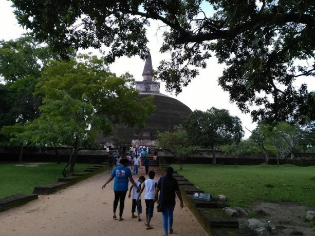 exploring-the-majestic-stupa-of-polonnaruwa-a-jewel-of-ancient-sri-lankan-architecture-big-1