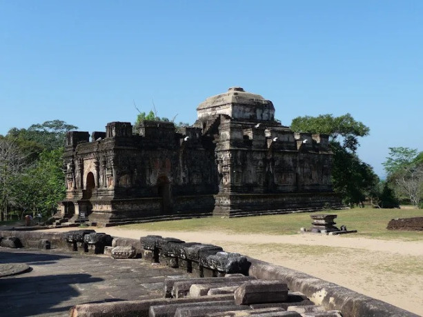 exploring-dalada-maluva-the-sacred-quadrangle-of-polonnaruwas-historical-splendor-big-2