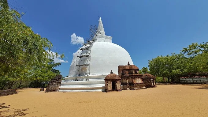 exploring-lankatilaka-temple-a-majestic-marvel-of-polonnaruwas-ancient-buddhist-architecture-big-3