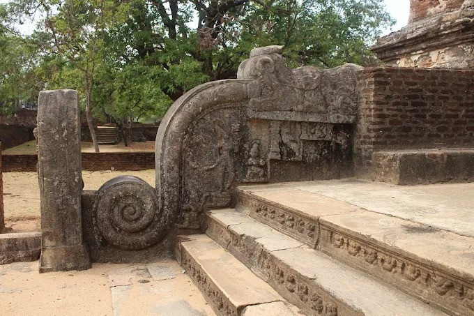 exploring-lankatilaka-temple-a-majestic-marvel-of-polonnaruwas-ancient-buddhist-architecture-big-2