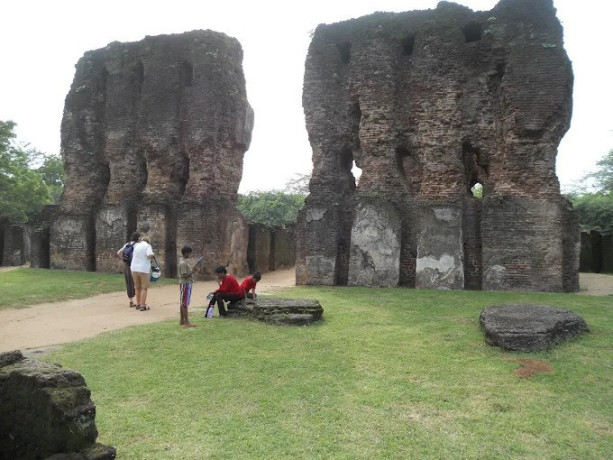 exploring-the-palace-of-king-parakramabahu-a-glimpse-into-the-majesty-of-polonnaruwas-royal-heritage-big-2