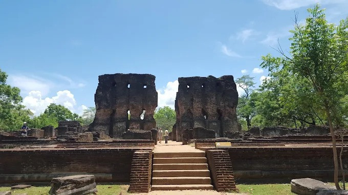 exploring-the-palace-of-king-parakramabahu-a-glimpse-into-the-majesty-of-polonnaruwas-royal-heritage-big-3