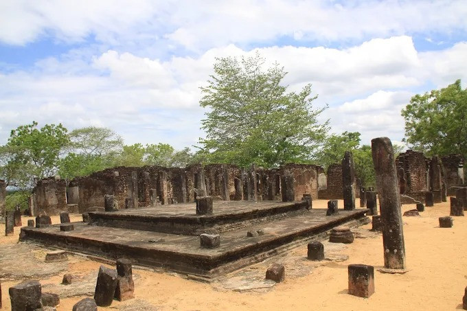 unveiling-hatadage-a-glimpse-into-the-sacred-relic-house-of-polonnaruwa-big-2