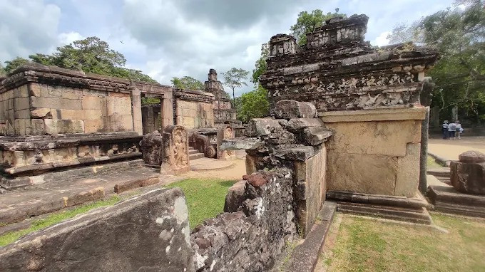 discovering-pabalu-vehera-the-ancient-buddhist-stupa-of-polonnaruwa-big-1